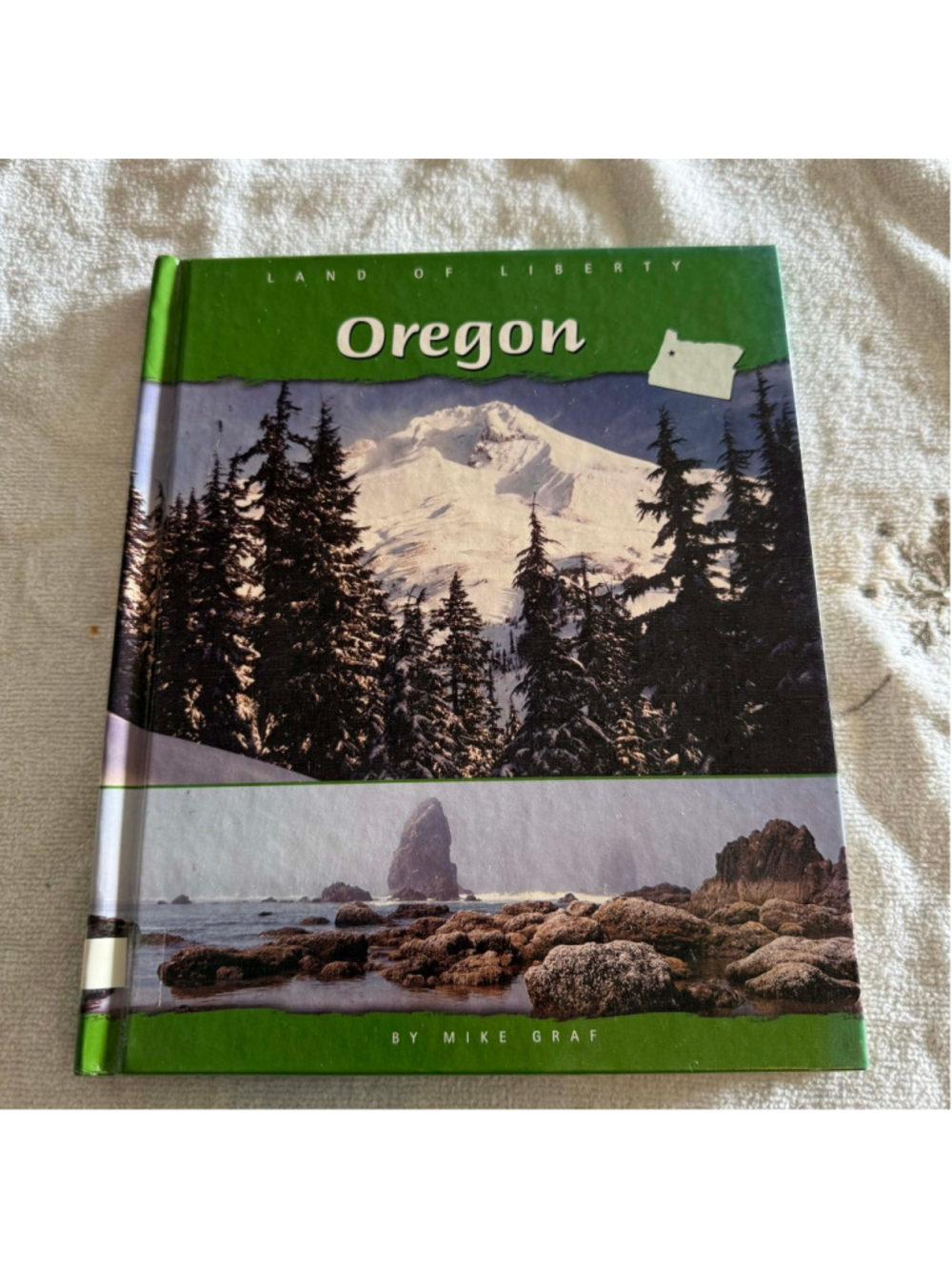 Capstone Press Oregon Land of Liberty Green White